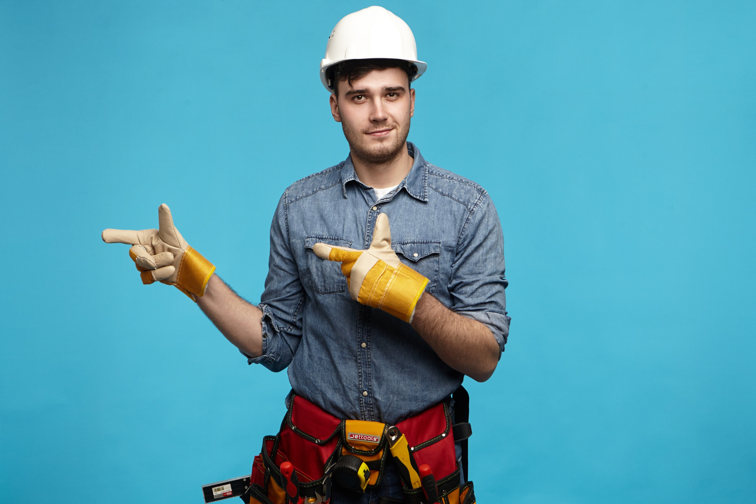 un ouvrier en tenue professionnelle fait un signe de la main